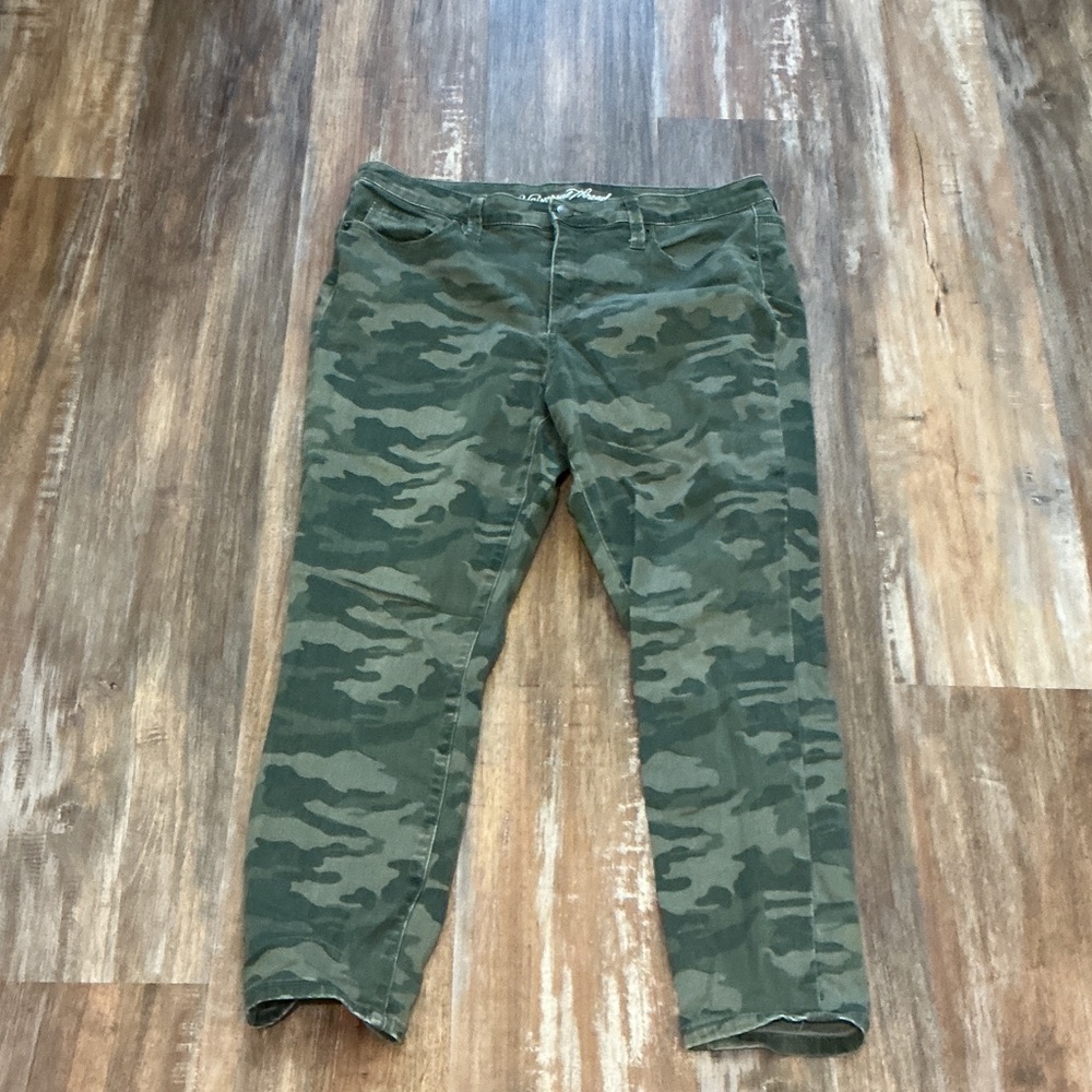 Universal Thread Women's Camouflage Ankle Jeans